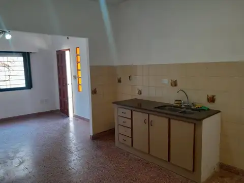 Casa 4 ambientes con 1 baño
