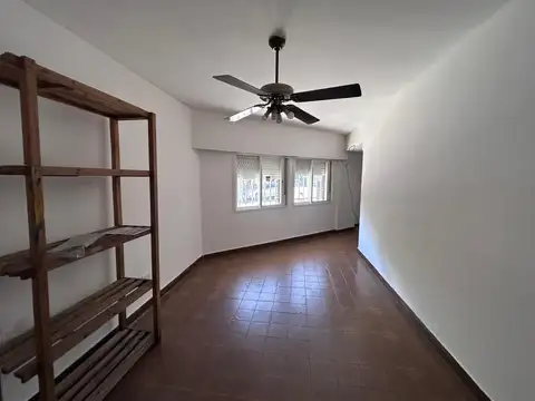 Toneleros 6700, Piso pb