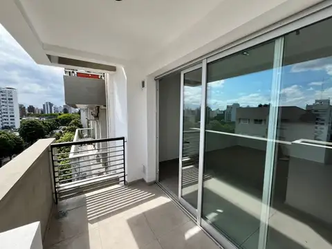 Mono ambiente con balcón al frente.