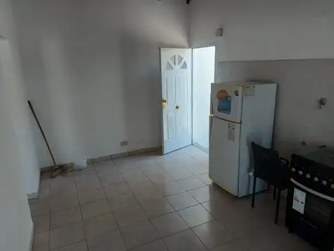Depto Tipo Casa en Alquiler en Sarandi, $ 400.000