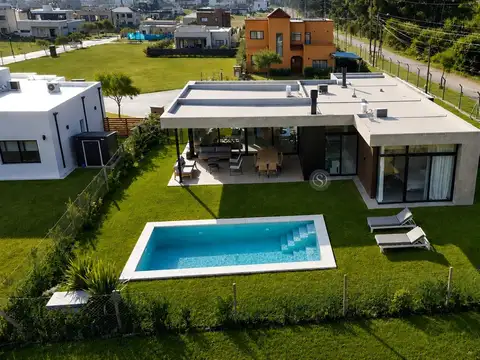 Casa en Alquiler en Pilar Del Este, USD 1.600