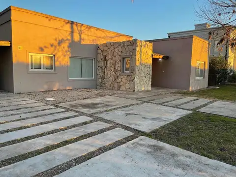 Venta casa en una planta en Bo Cerrado Villa Rosa!
