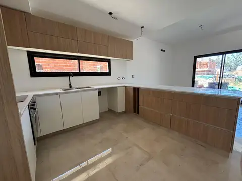 Casa 4 ambientes con 2 baños