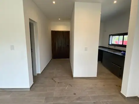 Casa 4 ambientes con 2 baños