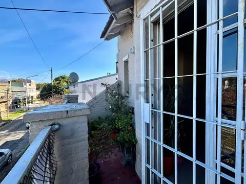 VENTA PH 3 AMBIENTES CARAPACHAY, PATIO Y BALCÓN, AL FRENTE