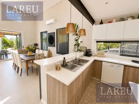Casa en Venta con 6 cocheras