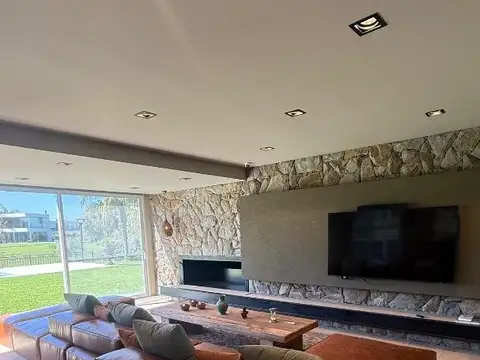 Casa en Venta con 4 cocheras