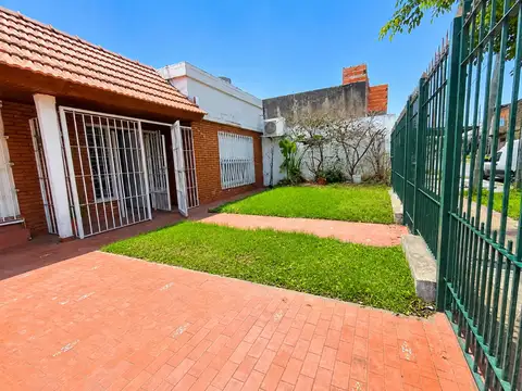 VENTA CASA 3 AMB C/PATIO APTO CREDITO-LANUS.E