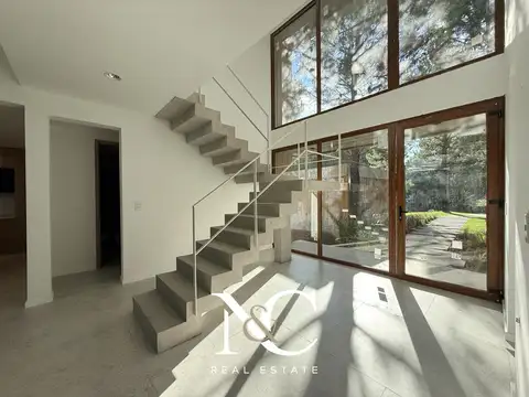 Casa 7 ambientes con 5 baños