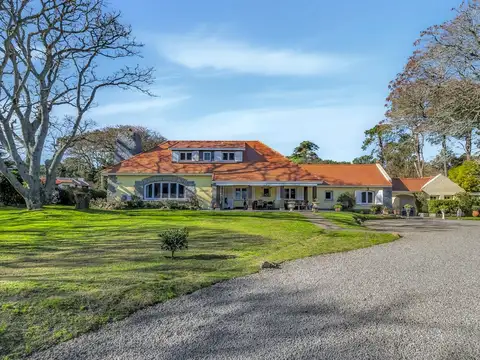 Casa en Alquiler con 1 cochera