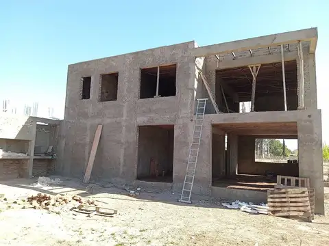 Casa en Venta con 2 cocheras