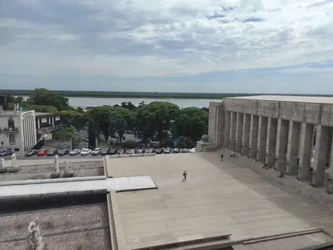 Piso Exclusivo Frente Al Monumento con Vista Al Rio y Cochera!