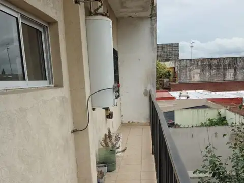 VENTA PH DE  3 AMBIENTES C/ TERRAZA  EN VILLA SARMIENTO
