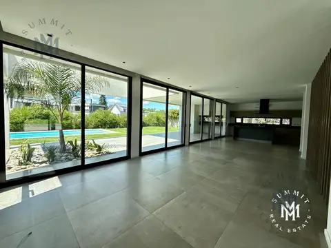 Casa en Alquiler con 4 cocheras