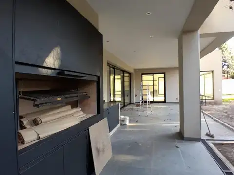 Casa 8 ambientes con 5 baños