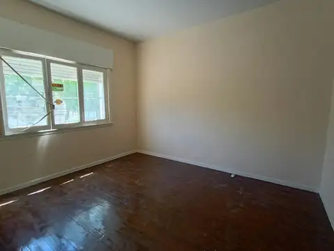 HERMOSA CASA EN PLANTA ALTA DE 3 AMBIENTES CON AMPLIO PATIO, FRENTE A LA PLAZA