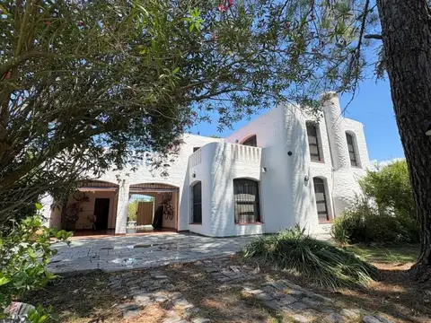 Hermosa Casa de estilo mediterráneo en Venta Barrio Cube Escobar. 4 Dormitorios. Gran Parque. T...
