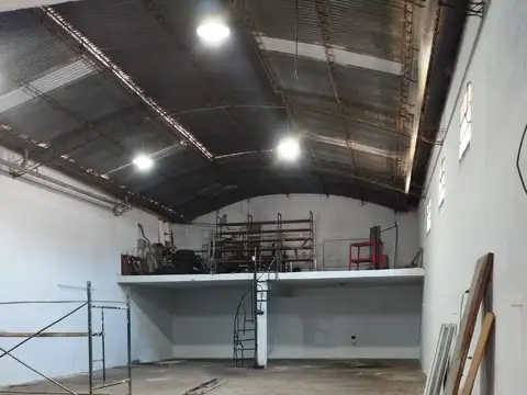 ALQUILER GALPÓN ZONA OESTE (AZCUÉNAGA) | 220 M²   ENTREPISO LOSA | TRIFÁSICA, OFICINA Y 2 BAÑOS
