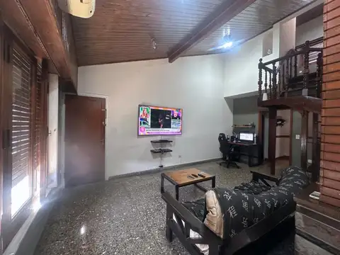 Oportunidad en Adrogué: amplia casa de 2 plantas en Castelli y Ramírez