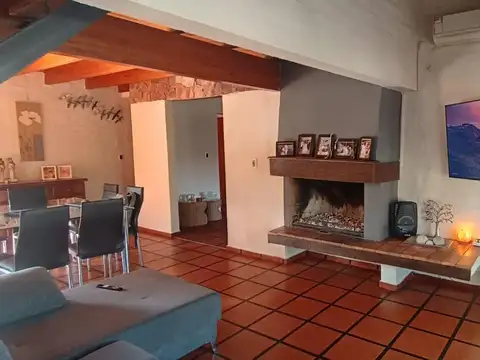 Casa 6 ambientes con 2 baños