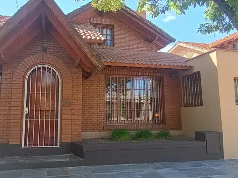 VENTA DE CASA TIPO COLONIAL + QUINCHO - RIVADAVIA