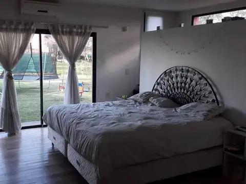 Casa en Alquiler con 4 cocheras