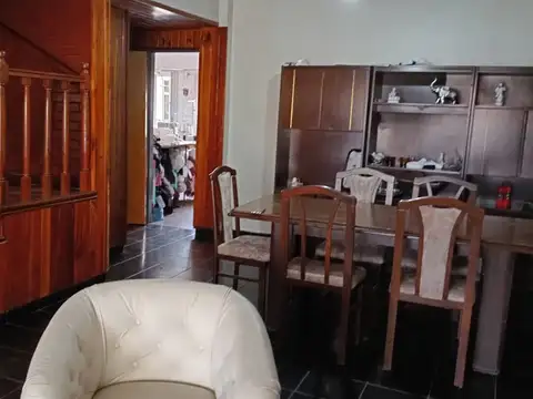 Casa 7 ambientes con 2 baños