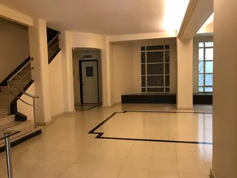 2 AMBIENTES C/ DEPENDENCIA EN EXCELENTE ZONA C/ Balcón  y cochera expensas incluyen Aysa