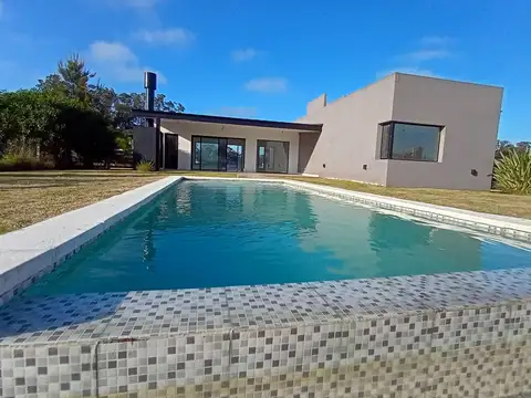 Casa a estrenar con piscina y 4 habitaciones