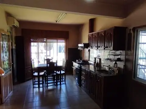 Casa en Venta con 3 cocheras