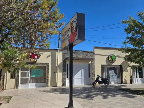 Venta casa con dos locales en Pilar