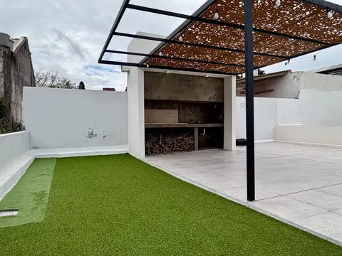 CASA DE PASILLO- DOS DORMITORIOS- JARDIN- PARRILLERO- LA SEXTA- CENTRO-ALEM 2200