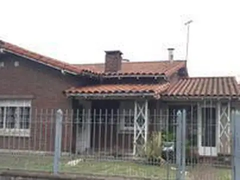 Muy Buen Chalet de 2 dormitorios y 2 baños - Vta. Directa - Apto Credito - OPORTUNIDAD 