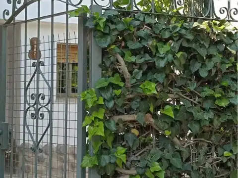 AMPLIA CASA DE 3 DORMITORIOS  SALÓN  EN VENTA BARRIO LOS BOULEVARES