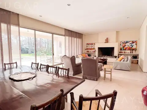 Casa en Venta con 2 cocheras