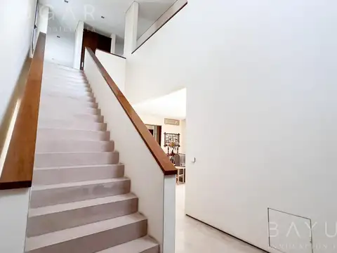 Casa en Venta con 8 cocheras