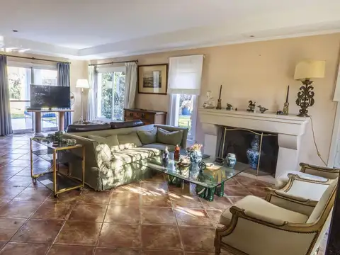 Casa en Alquiler con 4 cocheras