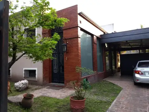 Casa 4 dormitorios parque pileta quincho Adrogue Permuta