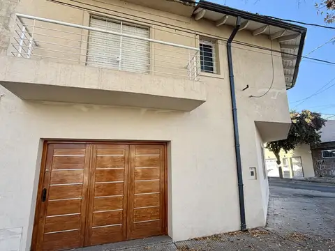 Casa Lavalle y Av Pellegrini. Echesortu. Casa 2 dormitorios. Cochera. Apta Crédito