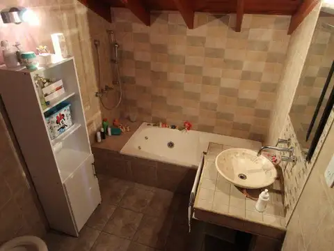 CASA DE 7 AMBIENTES EN DOS PLANTAS