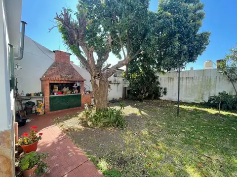 Casa 7 ambientes con 2 baños