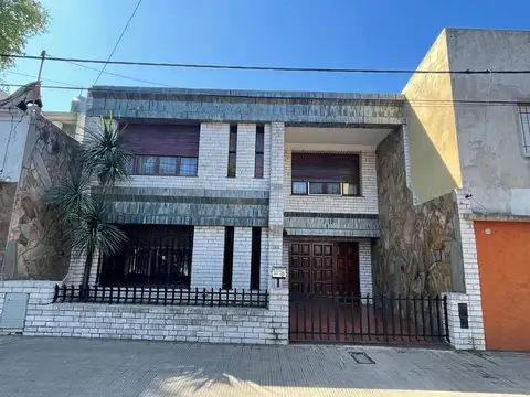 CASA 4 DORMITORIOS  JARDIN 2 COCHERAS TIRO SUIZO