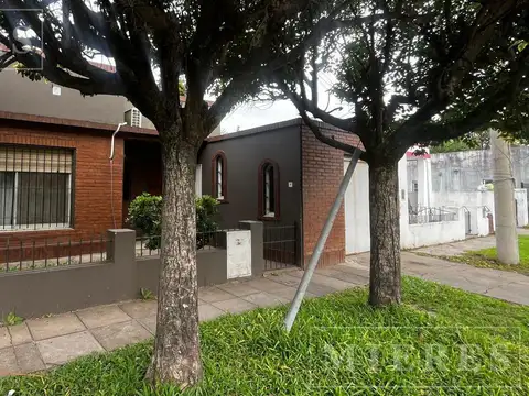 Casa en venta  sobre calle Uruguay ,  Matheu APTO CREDITO