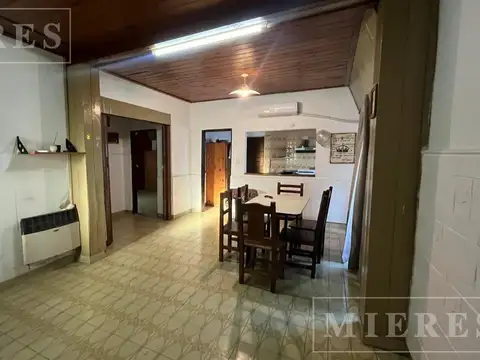 Casa en venta  sobre calle Uruguay ,  Matheu