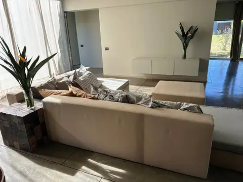 Casa en Alquiler con 2 cocheras