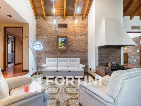 Casa en Venta con 3 cocheras