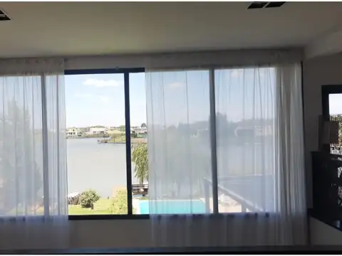 Casa en Alquiler con 4 cocheras