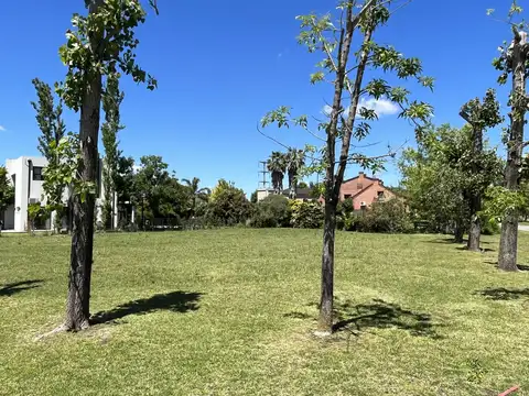Muy buen terreno en esquina en venta en Campo Grande Club de Campo Pilar