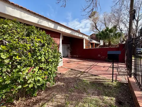 CASA- AL FRENTE- DOS DORMITORIOS-JARDIN-LA FLORIDA-Fontanarrosa 100