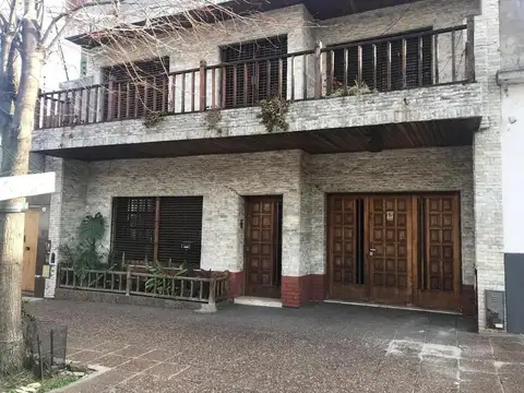 casa de 4 amb en dos plantas con fondo